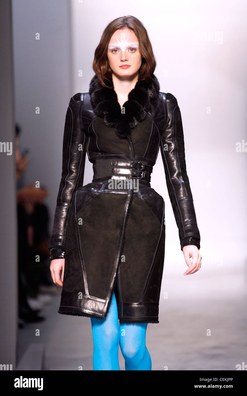 Balenciaga Paris Prêt à Porter Automne Hiver Lisa Cant Modèle de cheveux  brune vêtu de noir Cuir et daim et col de fourrure manteau Photo Stock -  Alamy