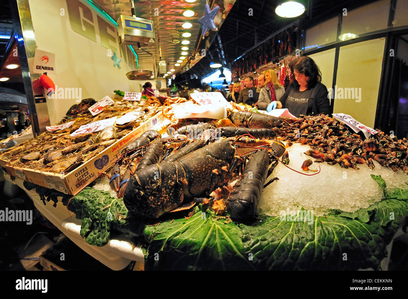 Barcelone, Espagne. Marché de la Boqueria. Décrochage du poisson et des fruits de mer avec homard vivant Banque D'Images