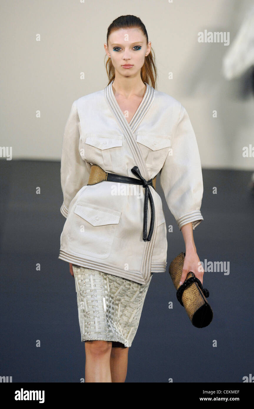 Malo New York Prêt à porter printemps été style oriental jupe : Kimono  beige veste en cuir wrap, ceinture à nouer et texturées Photo Stock - Alamy