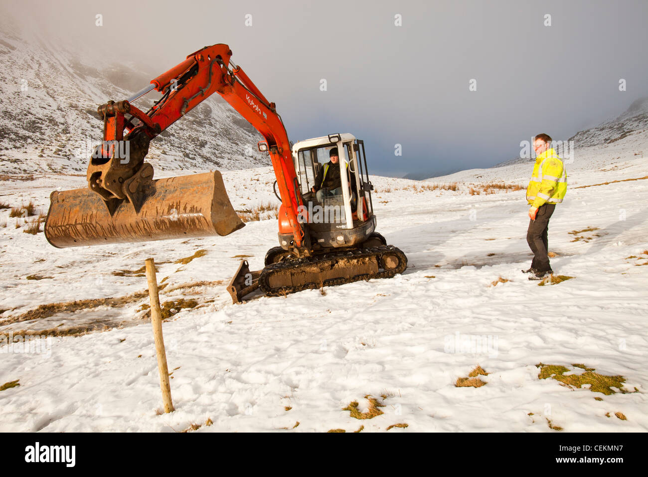 Ouvriers commencer la première organisation groundworks pour 3 éoliennes à être construit derrière le kirkstone Pass Inn sur kirkstone Pass Banque D'Images