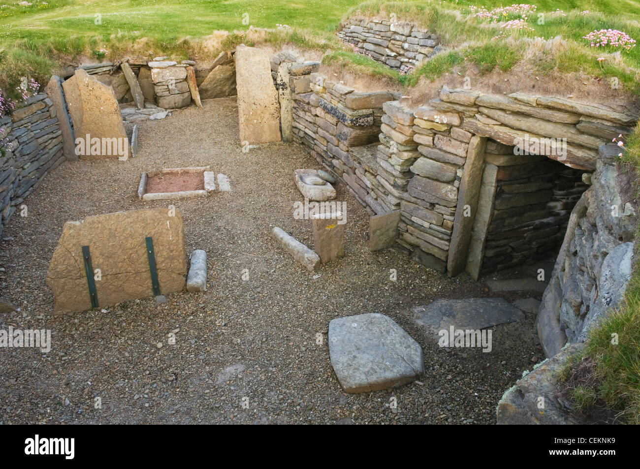 De l'intérieur de Knap Howar, une ferme néolithique préservée sur l'île de Papa Westray, Orkney Islands, en Écosse. Banque D'Images