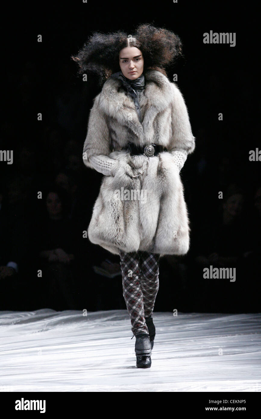 Alexander McQueen Paris Prêt à Porter Automne Hiver mannequin portant un manteau de vison avec un pantalon gris vérifié Banque D'Images