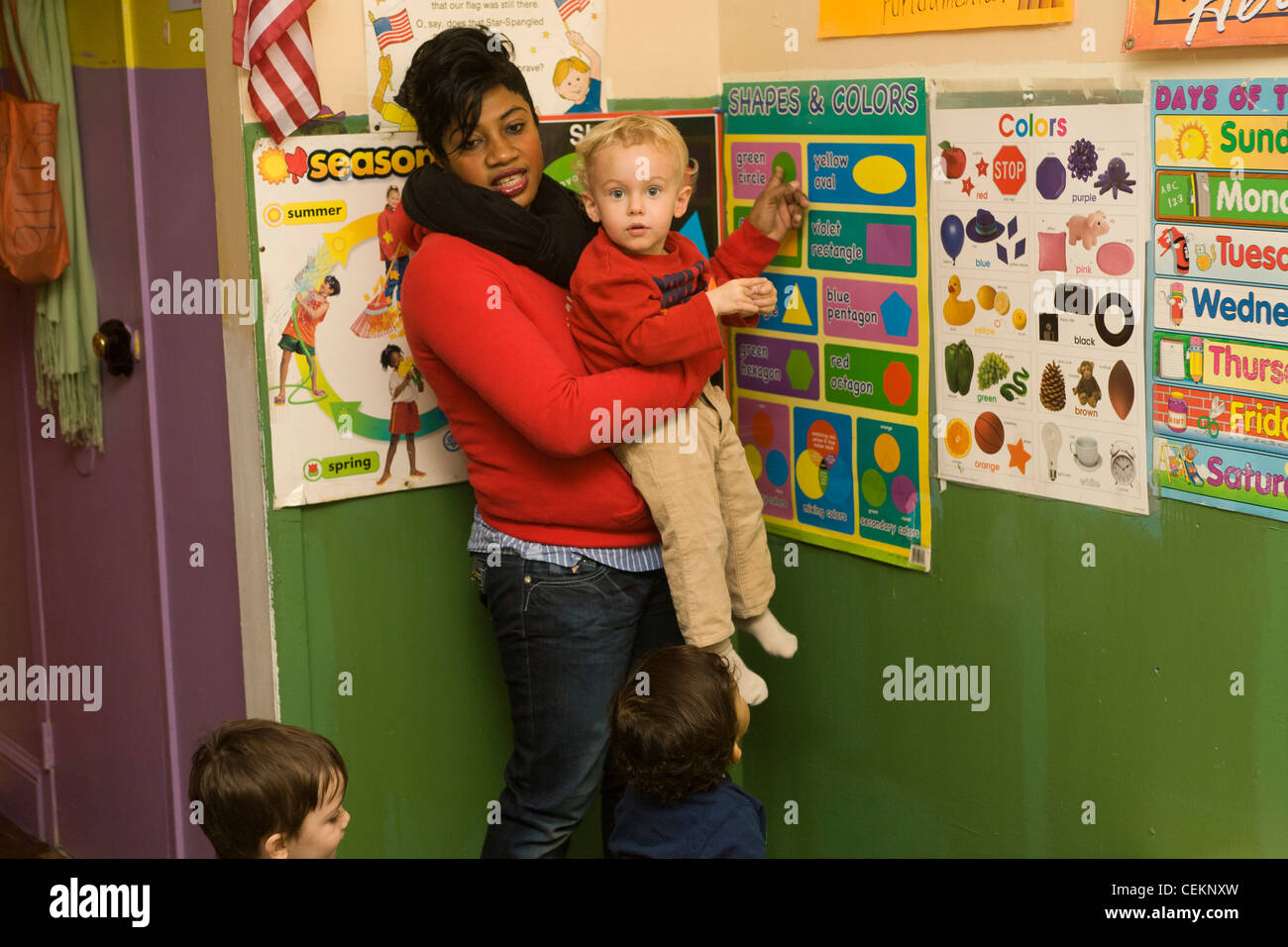 Nous sommes les enfants d'école maternelle/early learning centre dans le quartier de Kensington multiculturelle très Brooklyn, NY Banque D'Images