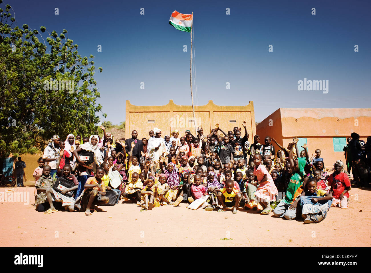 Les enfants africains de Niamey, Niger, en face de l'école Banque D'Images