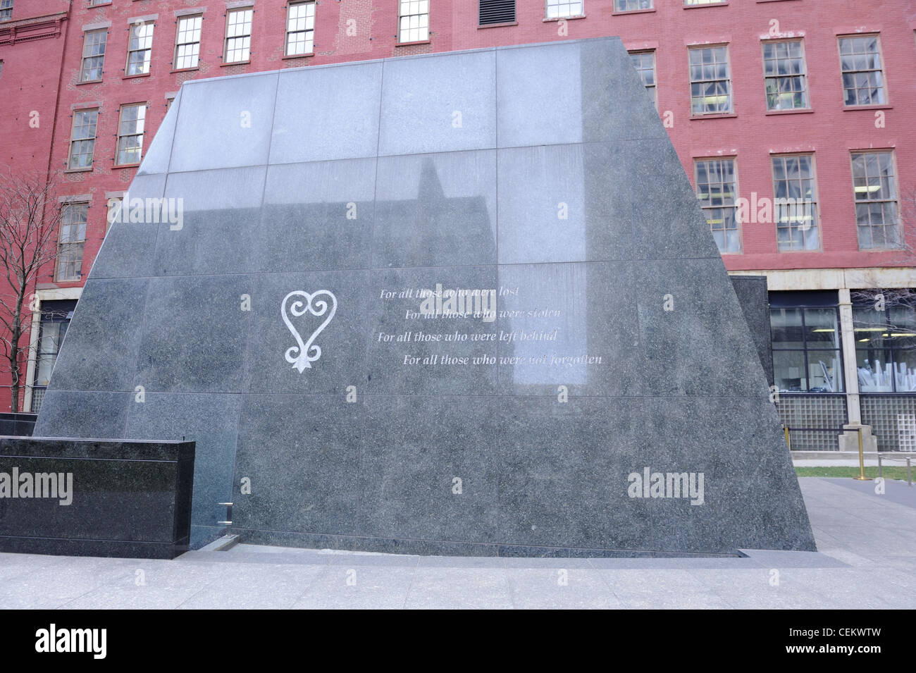 Un mémorial de l'African Burial Ground National Monument en forme d'un navire rappelle le voyage qui a amené des esclaves aux États-Unis. Banque D'Images