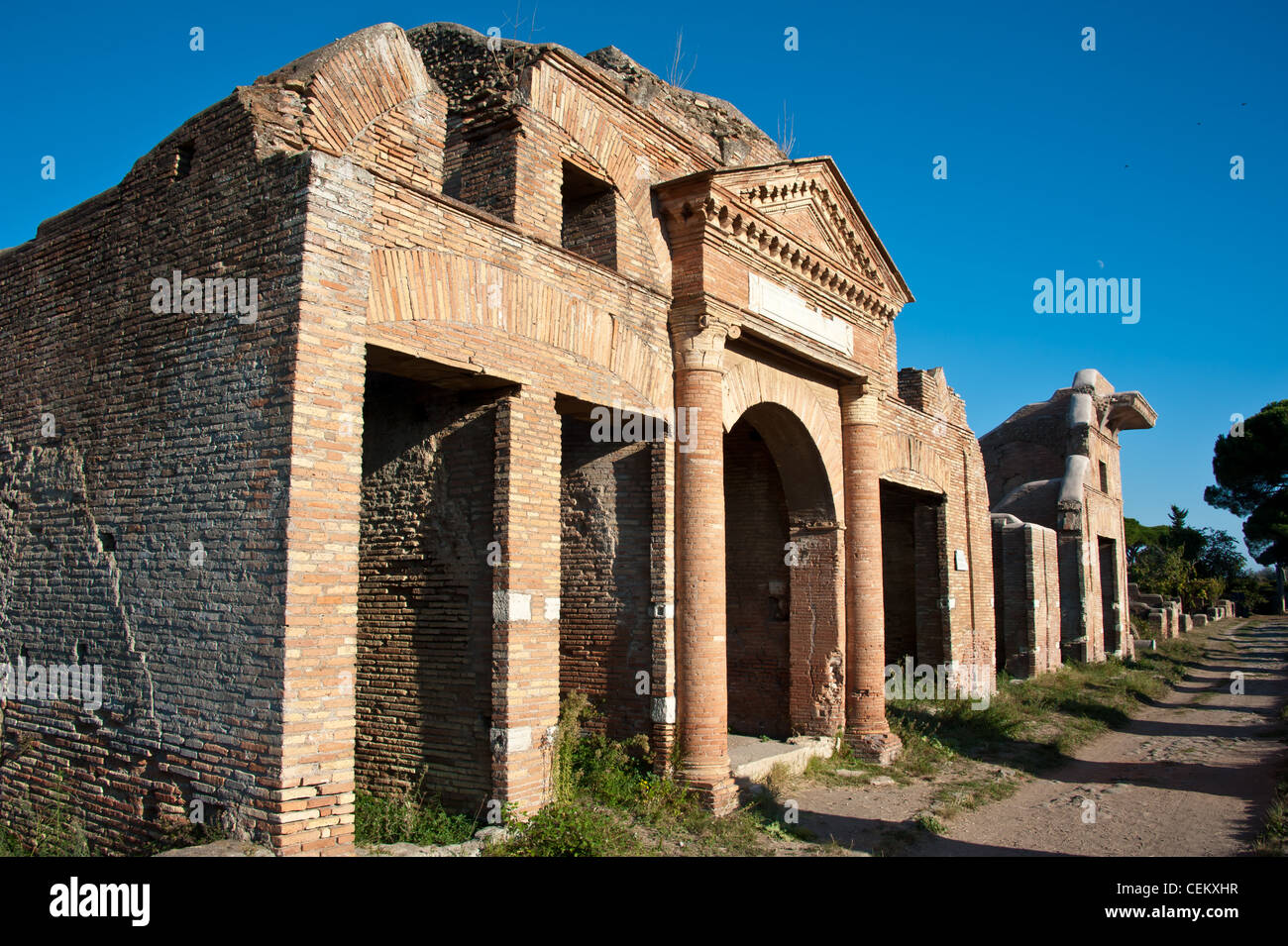 Rangée de bâtiments abandonnés dans le port de la mer d'origine, d'Ostia Antica. Banque D'Images