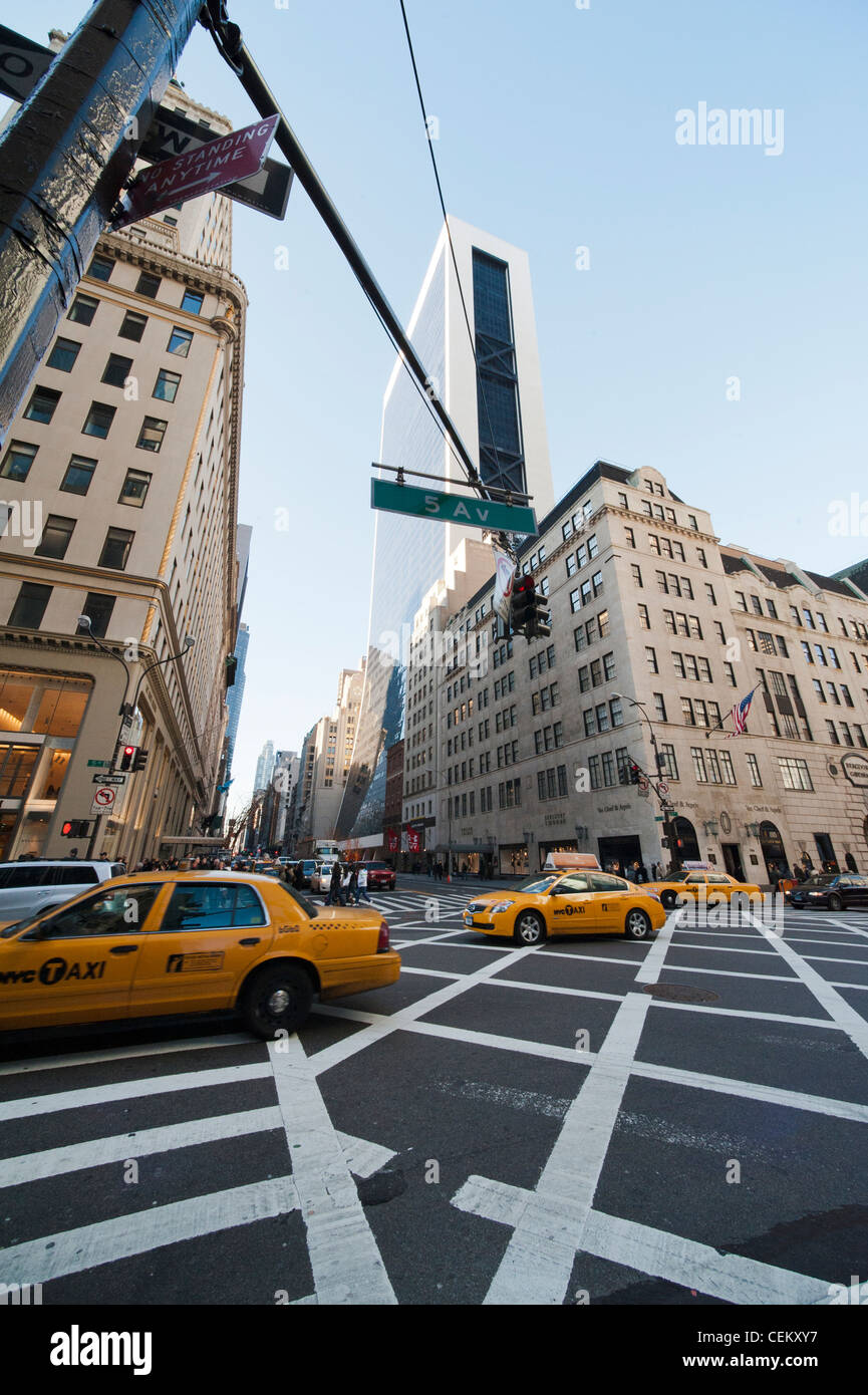Intersection de la 5ème Avenue avec la 58e Rue à New York City, New York State, USA Banque D'Images