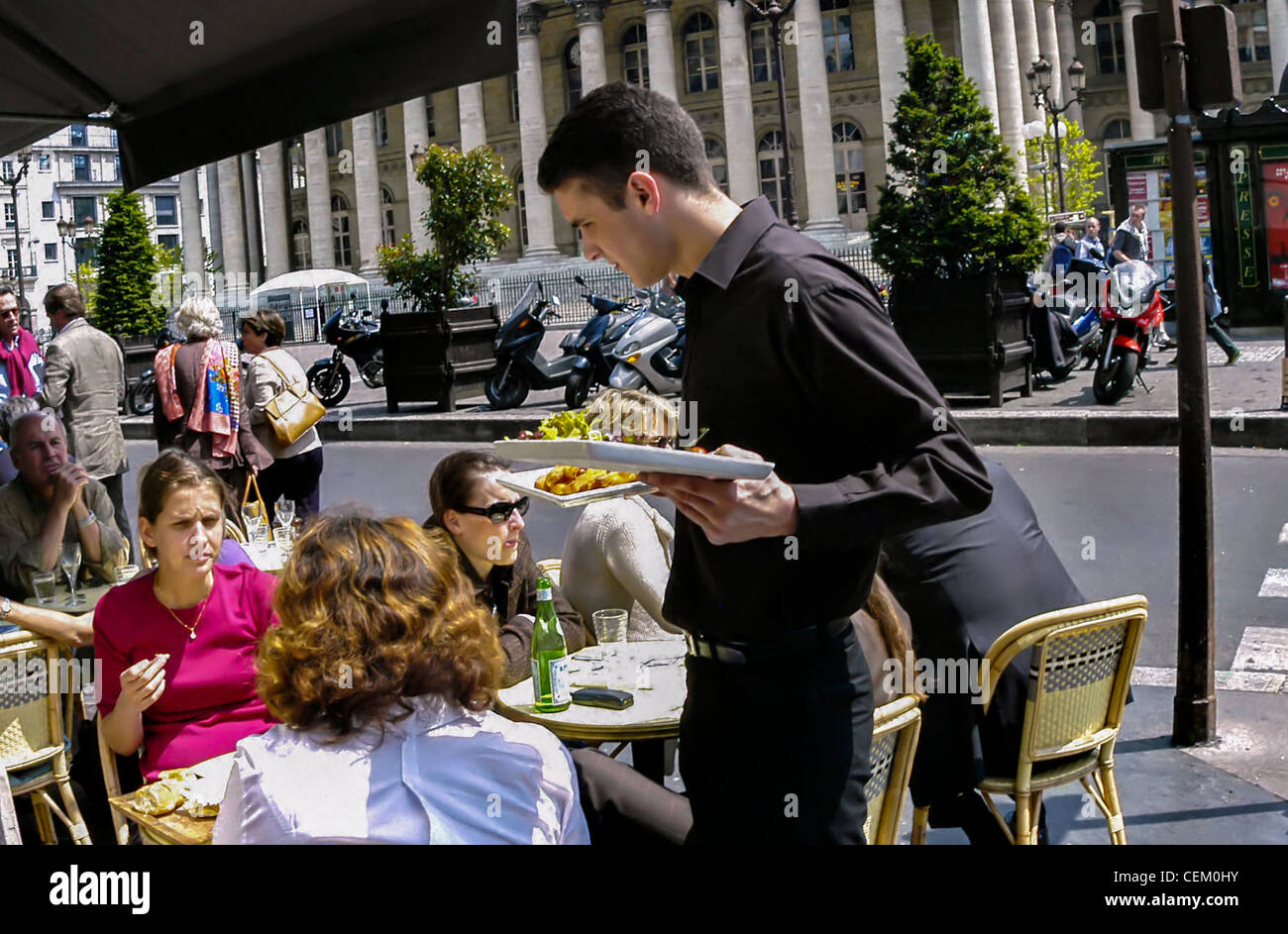 Trendy restaurant paris waiter Banque de photographies et d'images à haute  résolution - Alamy
