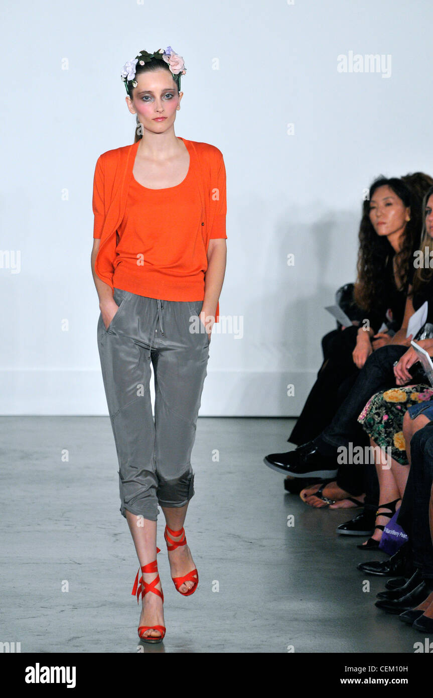 Behnaz Sarafpour New York Prêt à porter printemps été mannequin portant un pantalon gris satin recadrée, un twinset orange vif Banque D'Images