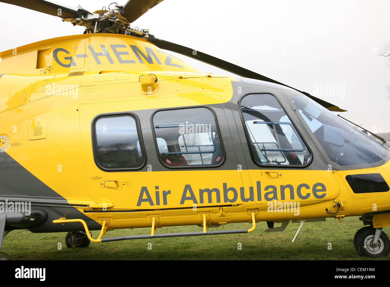 Le leicestershire air ambulance sur le sol à un appel Banque D'Images