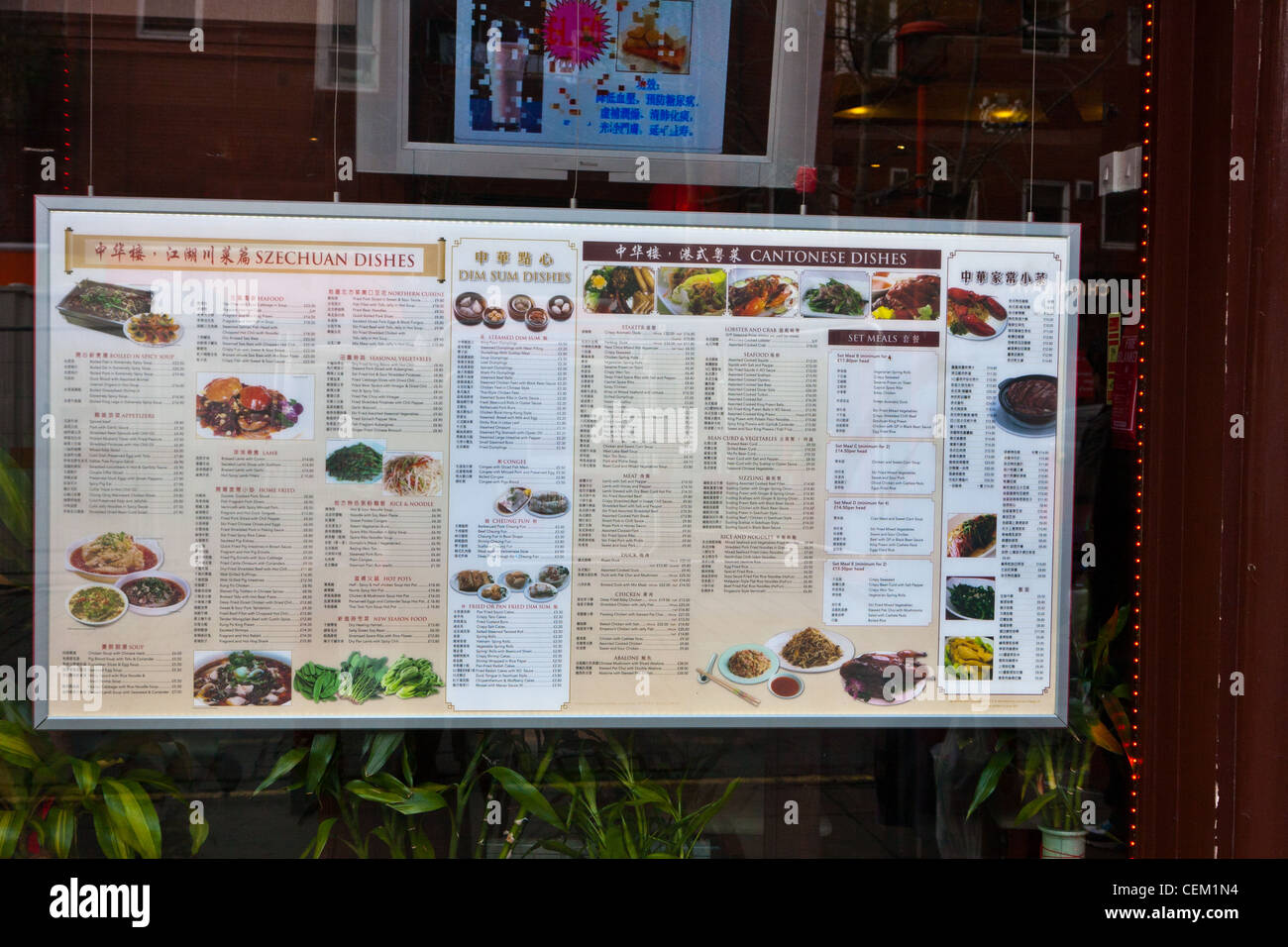 Le menu affiché à l'extérieur d'un restaurant chinois à Soho, Londres. Banque D'Images