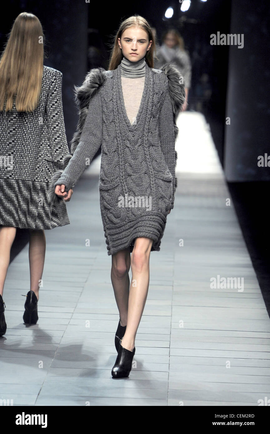 Pringle Milan Prêt à Porter automne hiver robe pull en tricot câble gris,  col polo et chaussures noir Photo Stock - Alamy