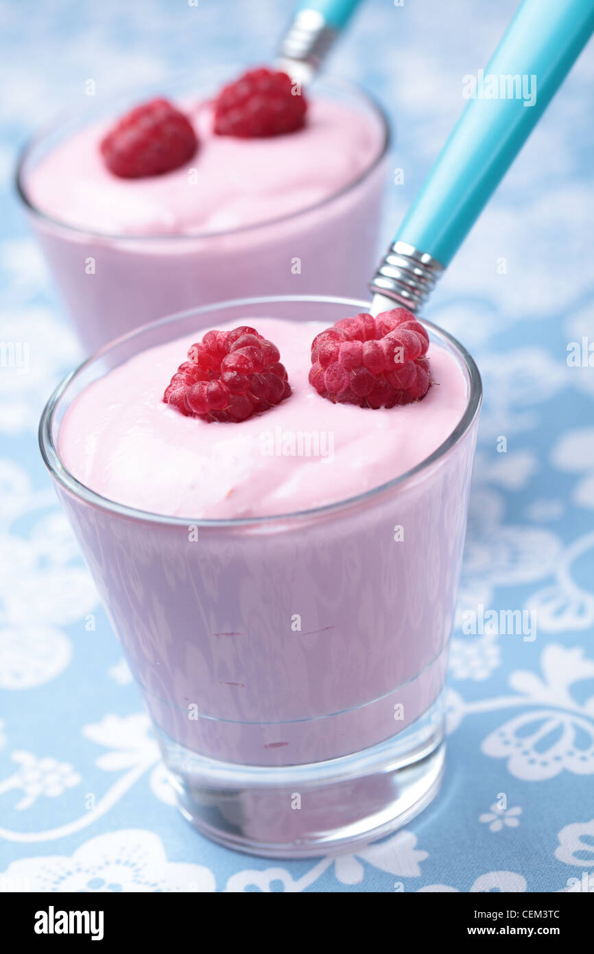 Yaourt framboise avec les baies fraîches dans les verres Banque D'Images