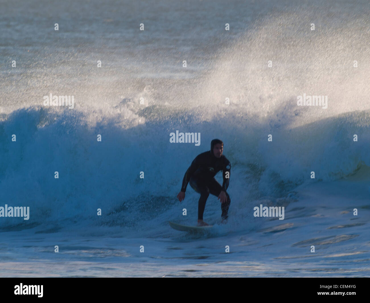 Surfer à Supertubos beach Banque D'Images