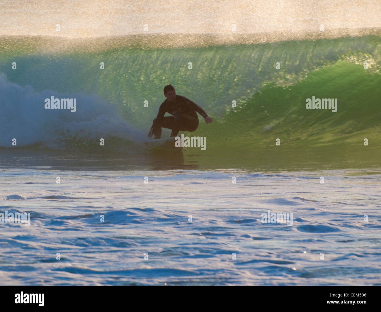 Surfer à Supertubos beach Banque D'Images