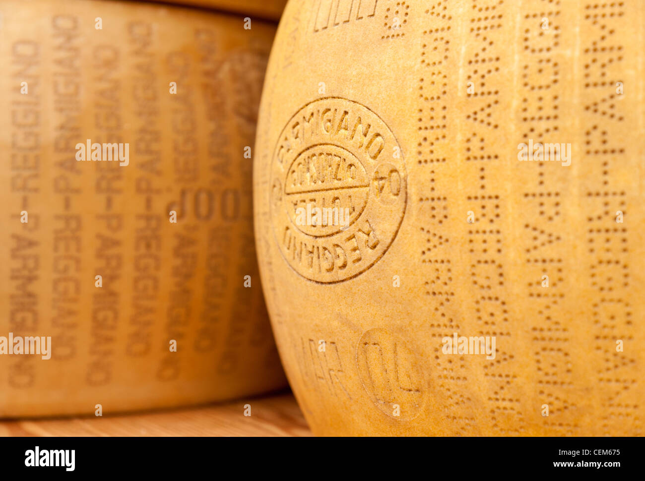 Close up de grandes roues de fromage Parmesan Banque D'Images