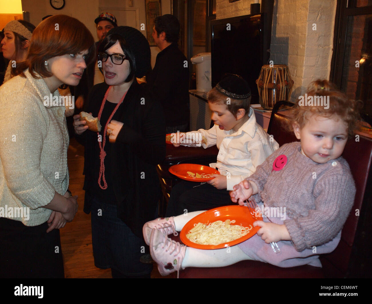 Les Juifs hassidiques de la branche Chabad Lubavitch et leurs amis célèbrent la fête de Pourim, Brooklyn, New York Banque D'Images