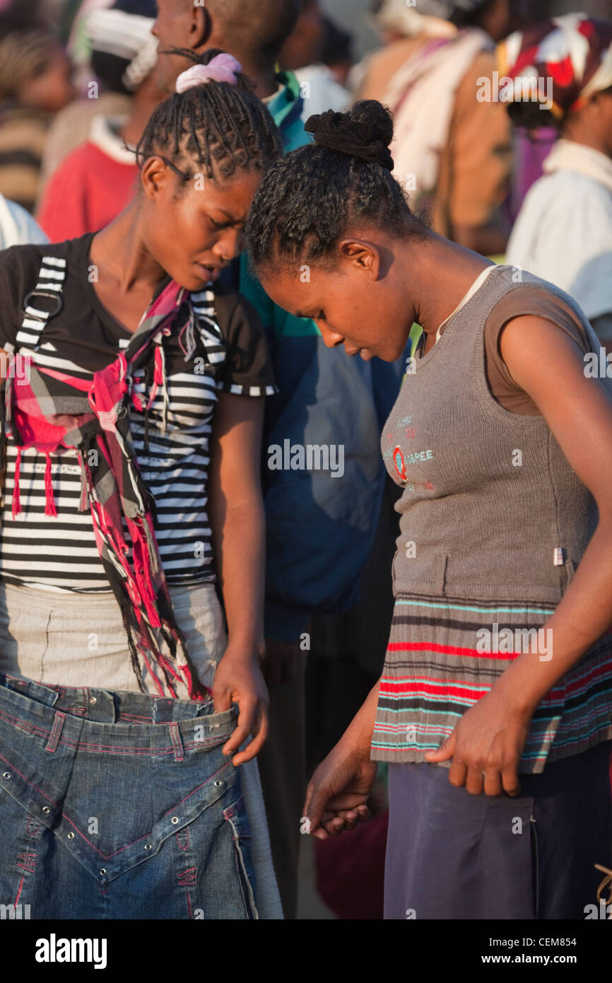 Les jeunes femmes consulting, comparer, d'essayer sur, les articles de vêtements recyclés à partir de l'Europe. . Wendogenet marché. L'Éthiopie. Banque D'Images