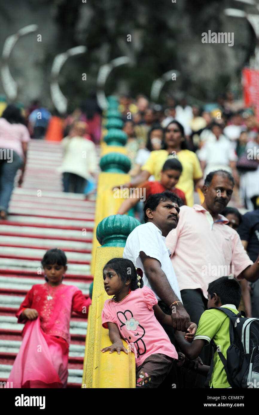 Les gens dans les escaliers des Grottes de Batu à Thaipusam fête hindoue, près de Kuala Lumpur. Banque D'Images
