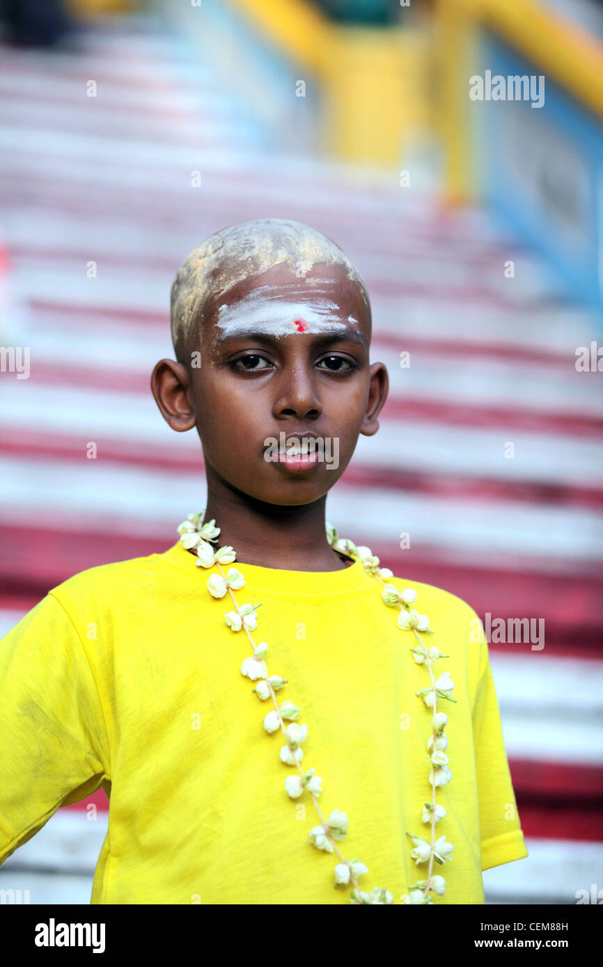 Garçon sur les mesures de grottes de Batu pendant Thaipusam fête hindoue, près de Kuala Lumpur. Banque D'Images