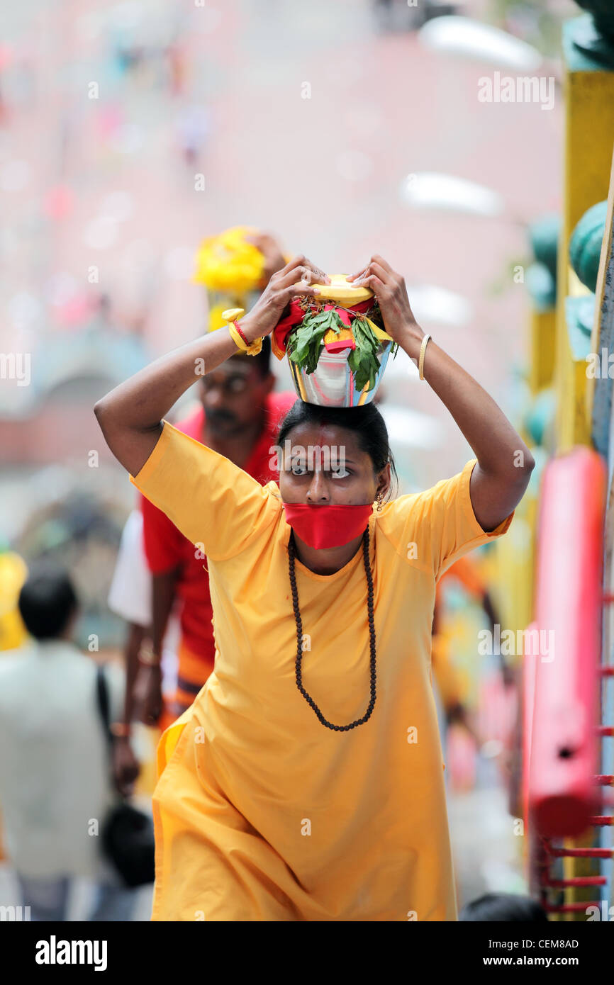 Les dévots ordre croissant les étapes de grottes de Batu pendant Thaipusam fête hindoue, près de Kuala Lumpur. Banque D'Images