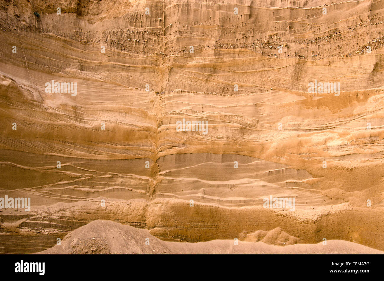 Des couches géologiques de la terre dans la fosse de sable profond. Banque D'Images