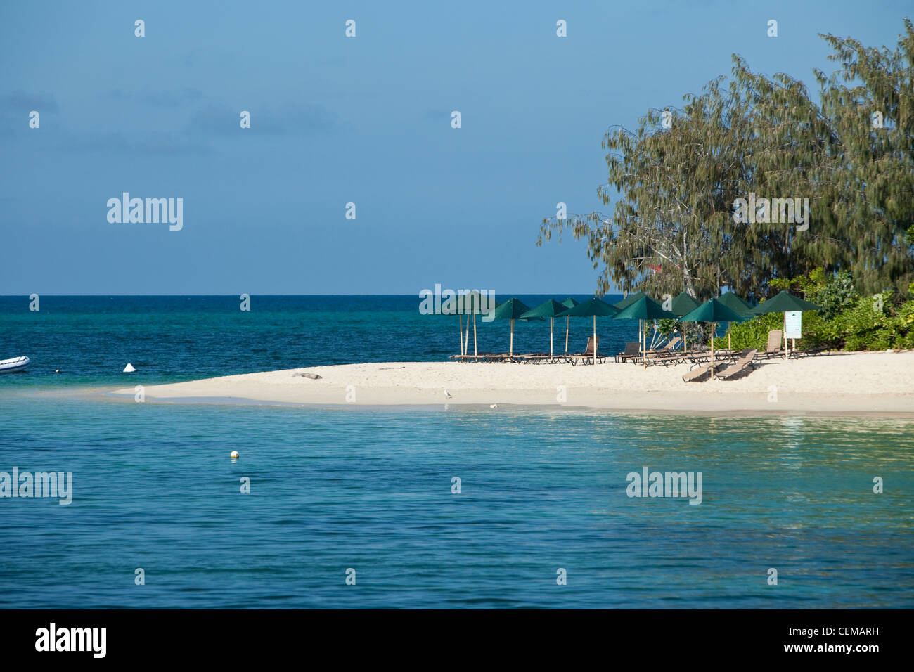 Chaises de plage et parasols sur Green Island. Great Barrier Reef Marine Park, Queensland, Australie Banque D'Images