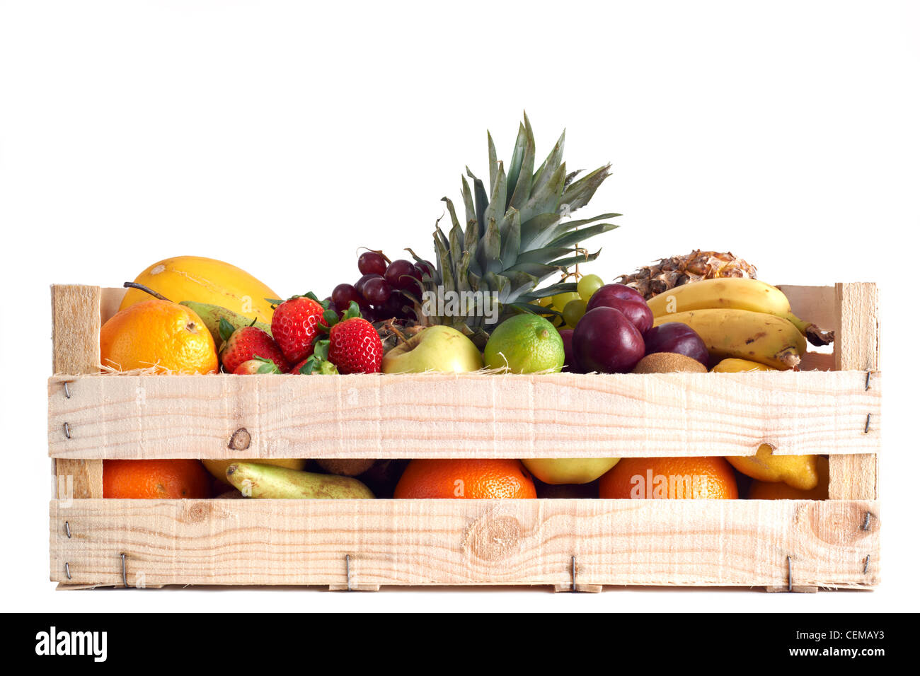 Divers types de fruits stockés dans la boîte en bois sur fond blanc Banque D'Images