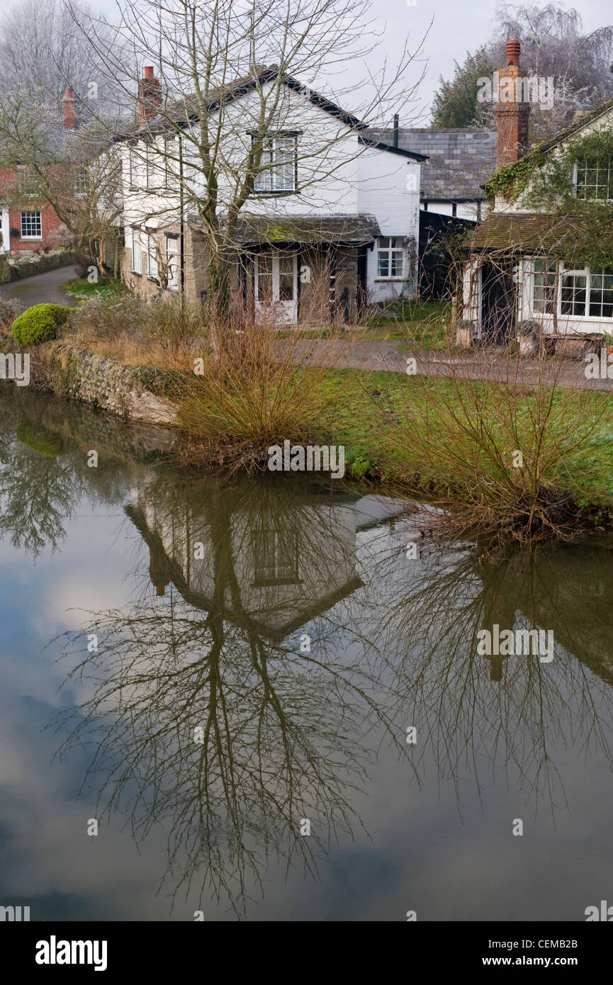 Matin d'hiver le village anglais pittoresque sur la rivière Arrow Eardisland Herefordshire Angleterre UK Banque D'Images