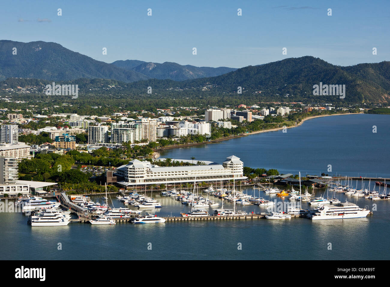 Vue aérienne de Marlin Marina et le centre ville. Cairns, Queensland, Australie Banque D'Images