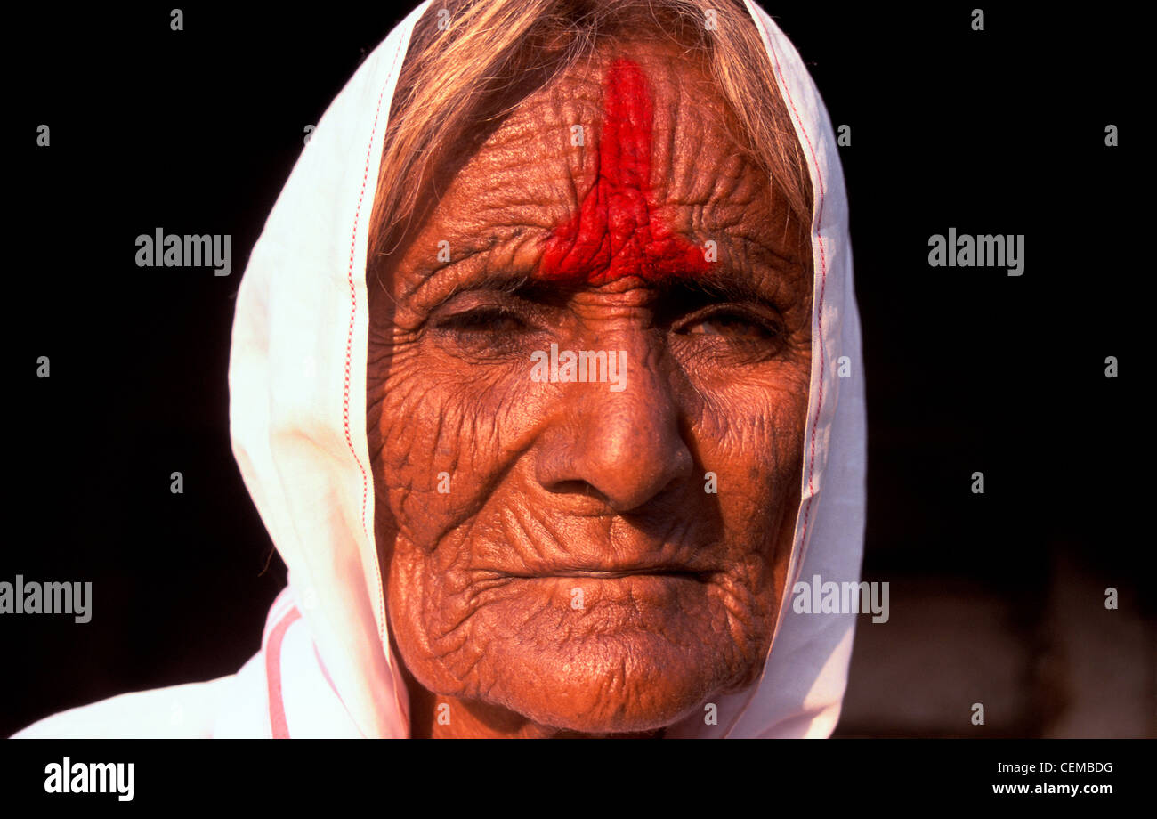 Vieille femme abandonnée par sa famille (Inde) Banque D'Images