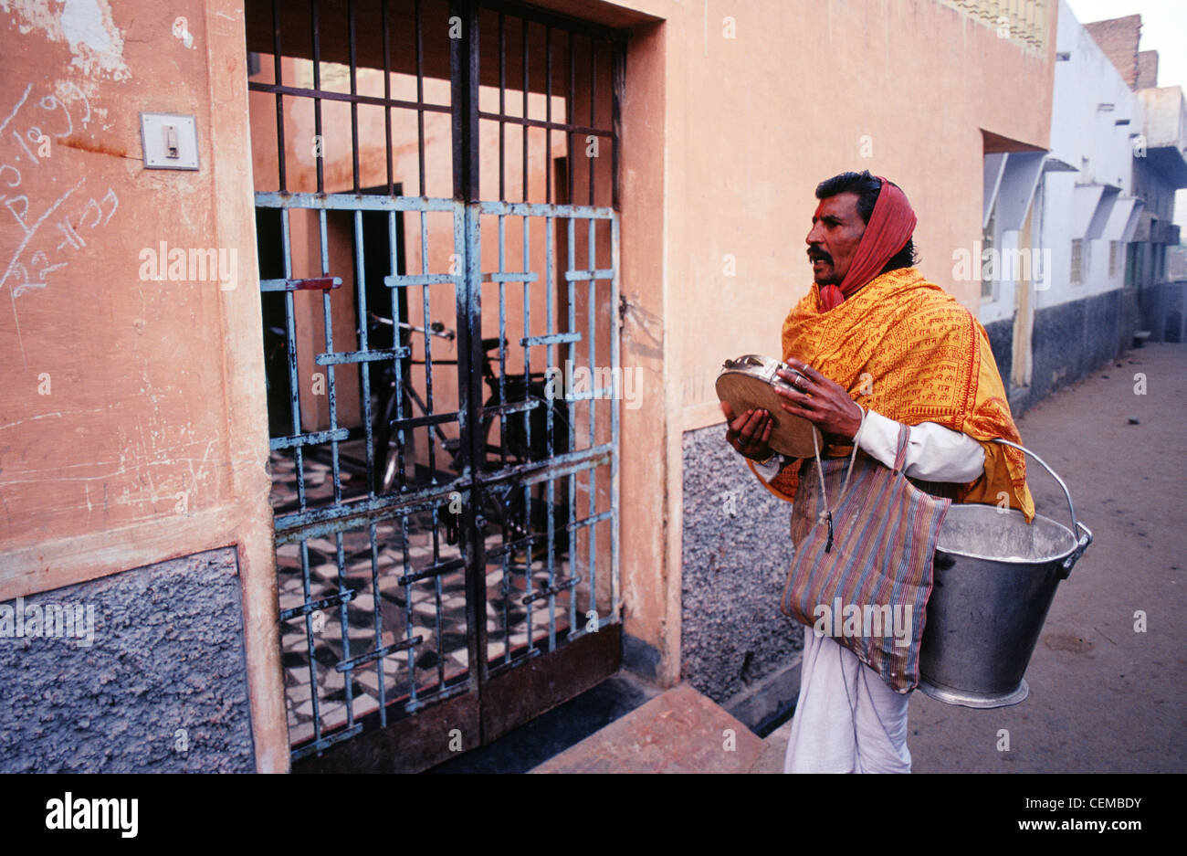 Un moine hindou ('sadef') est la lecture de la musique et chanter des chants religieux à la collecte de nourriture et d'argent (Inde) Banque D'Images