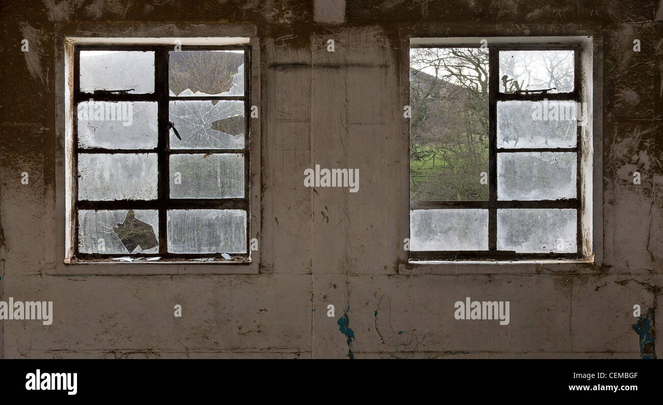 Broken windows à l'intérieur d'une usine désaffectée dans le Yorkshire. Banque D'Images