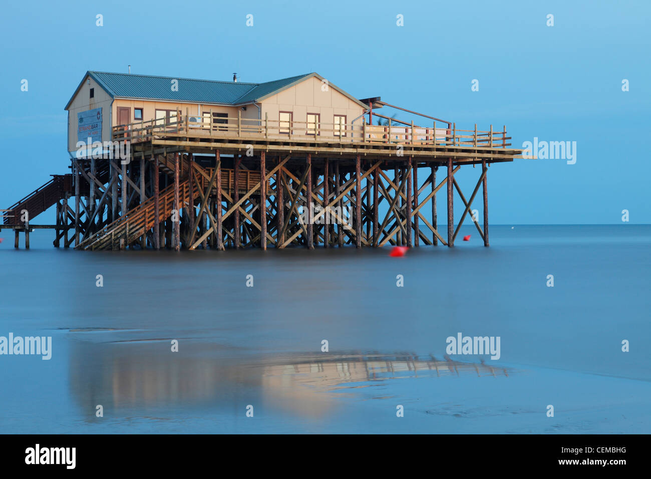 54° Nord Strandbar Restaurant construit sur pilotis sur la plage de Saint- Peter-Ording, Allemagne Banque D'Images