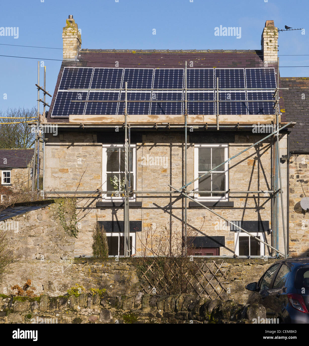 Des panneaux solaires installés sur l'aspect du sud d'une maison au Yorkshire. Travaux réalisés en février 2012. Banque D'Images