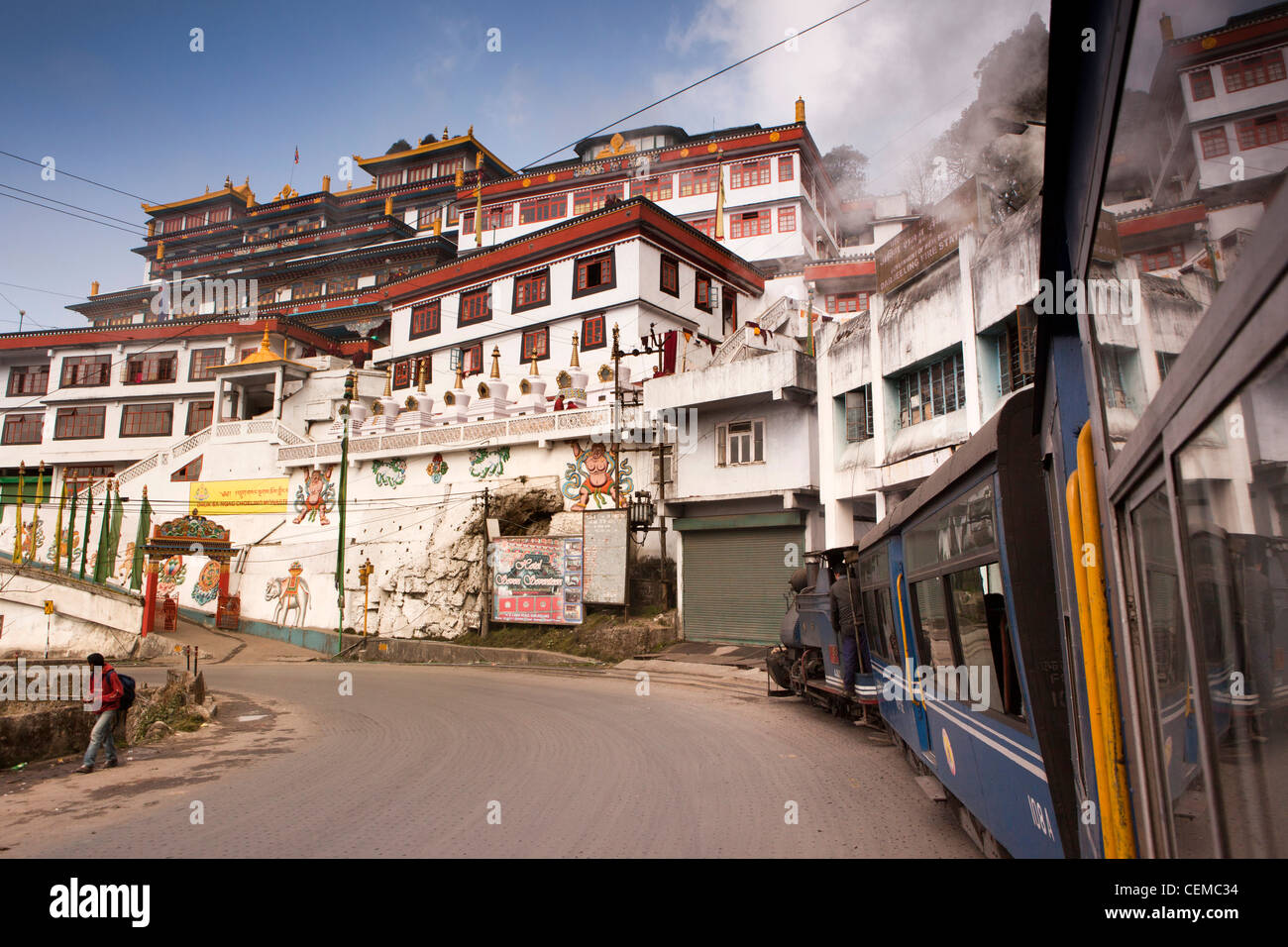 L'Inde, le Bengale occidental, Darjeeling Himalayan Mountain Railway train à vapeur passant monastère Druk Sa Ngage Choeling Banque D'Images