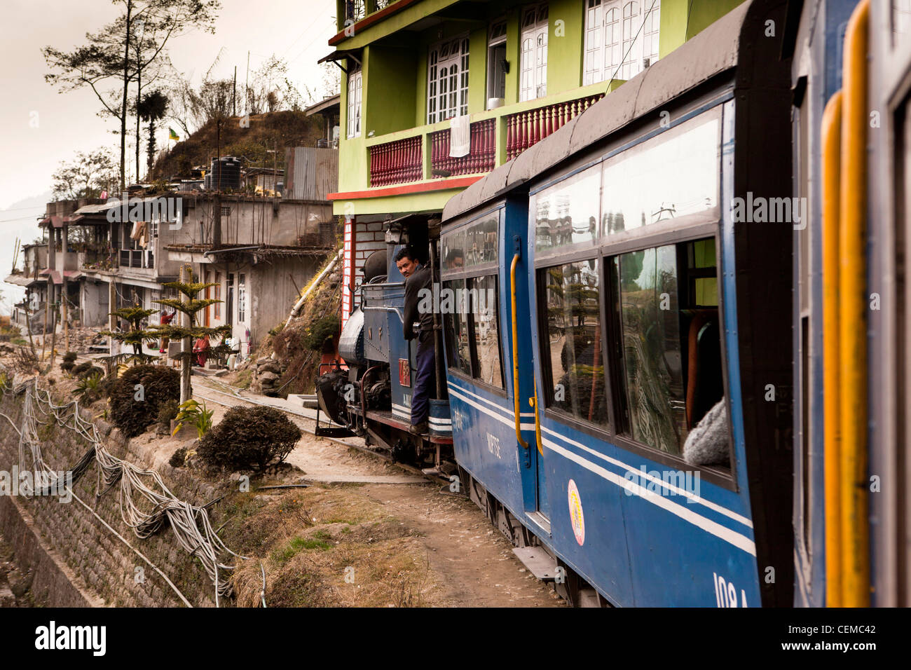 N2839 L'Inde, le Bengale occidental, Darjeeling Mountain Railway train à vapeur passant thrugh Ghoom Banque D'Images