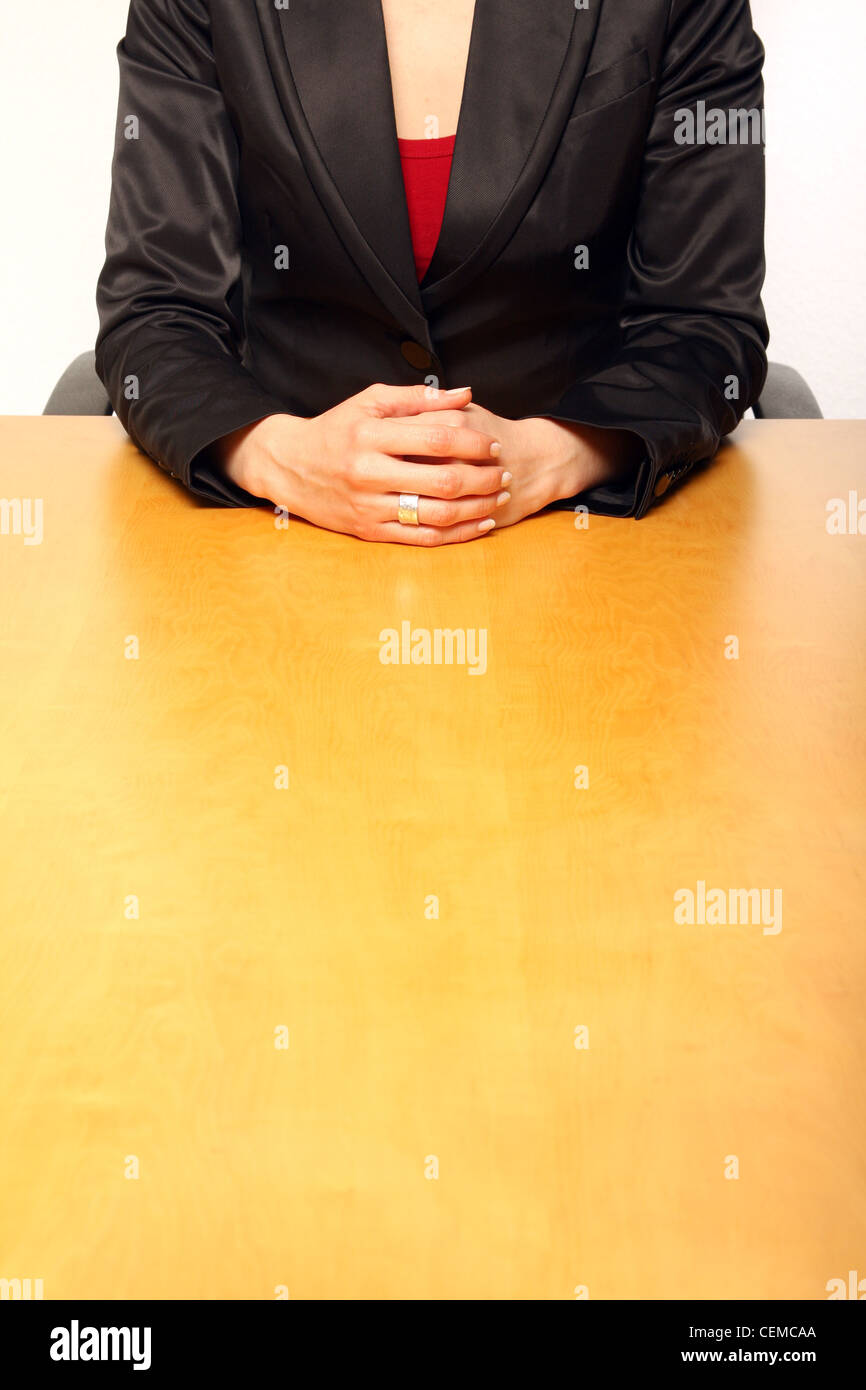 Vue d'une femme assise à un bureau Banque D'Images