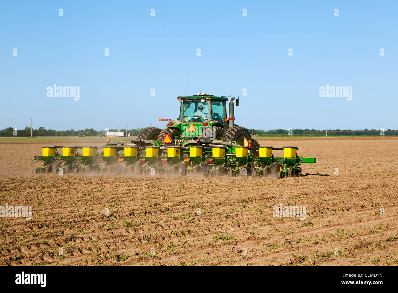 Agriculture - Un tracteur John Deere et 12 rangs du semoir MaxEmerge planter du coton sur un grand domaine à la mi Printemps / New York, USA. Banque D'Images
