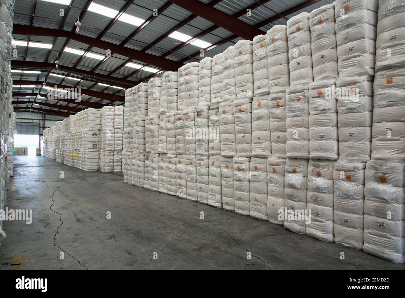 Agriculture - balles de coton empilés et stockés dans un entrepôt / est de l'Arkansas, USA. Banque D'Images