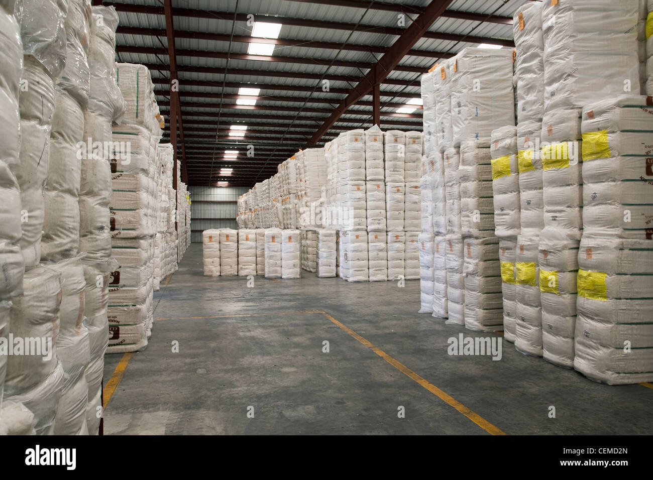 Agriculture - balles de coton empilés et stockés dans un entrepôt / est de l'Arkansas, USA. Banque D'Images