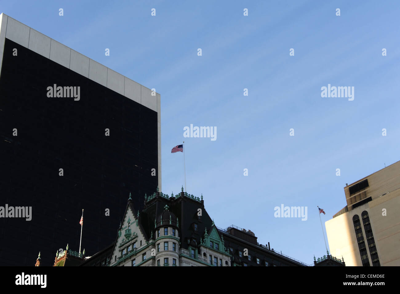 Vue du ciel bleu, à partir de la 5ème Avenue, American flags flying Plaza Hotel, Grand Army Plaza, Central Park South, New York Banque D'Images