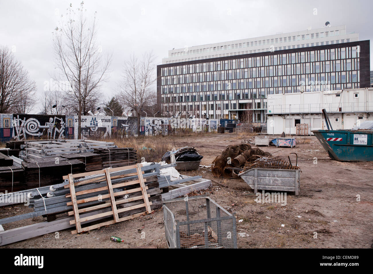 Mur de Berlin dans sa position d'origine, entre le parlement allemand moderne et appuyez sur les immeubles de bureaux. Maintenant un site de construction Banque D'Images