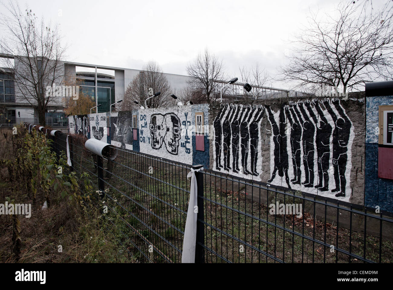 Mur de Berlin dans sa position d'origine, entre le parlement allemand moderne et appuyez sur les immeubles de bureaux. Maintenant l'emplacement de l'édifice. Banque D'Images