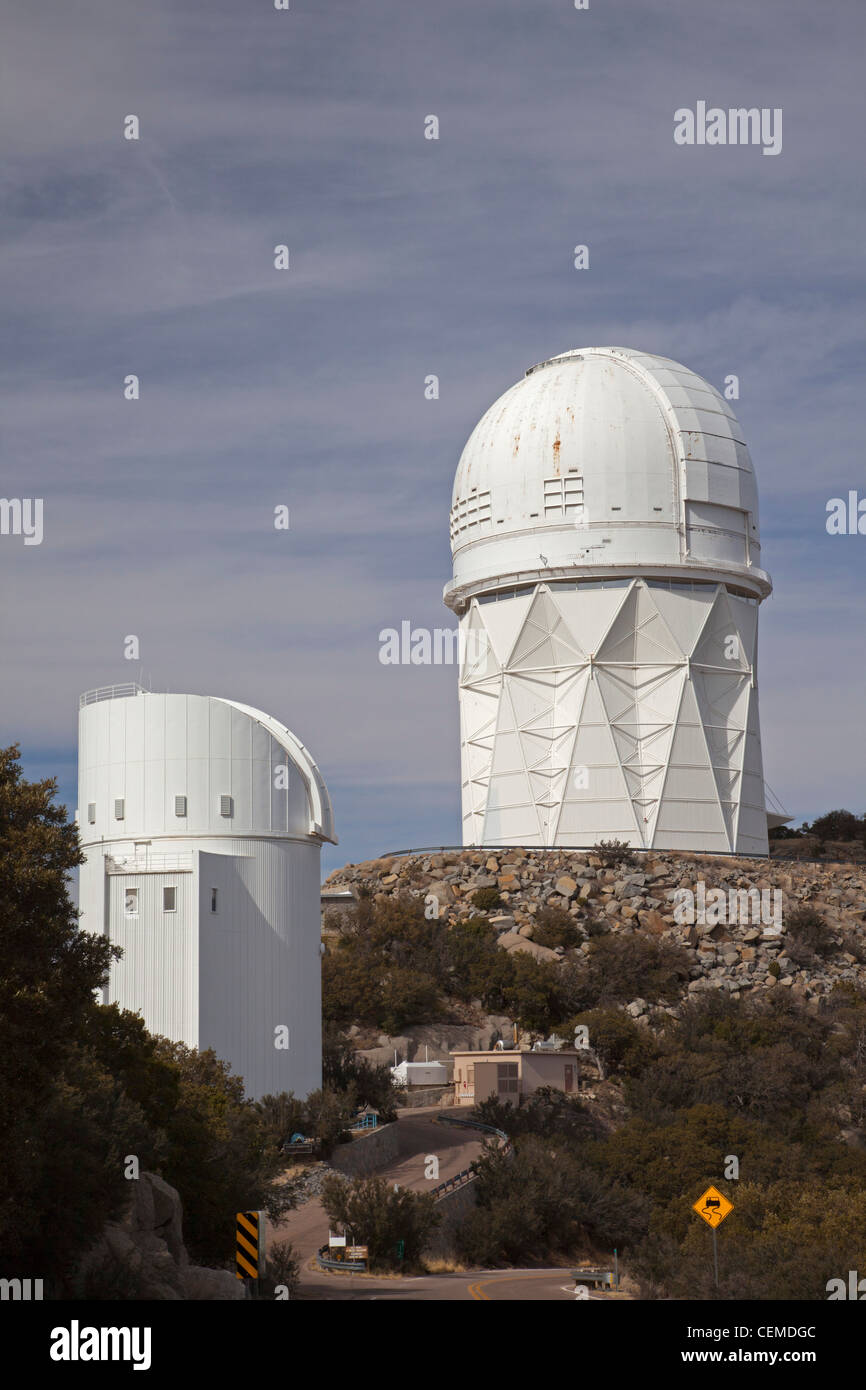 Vend, Arizona - l'Mayall 4 mètres (à droite) et le 2,3 mètres Bok réflecteur à l'Observatoire National de Kitt Peak. Banque D'Images