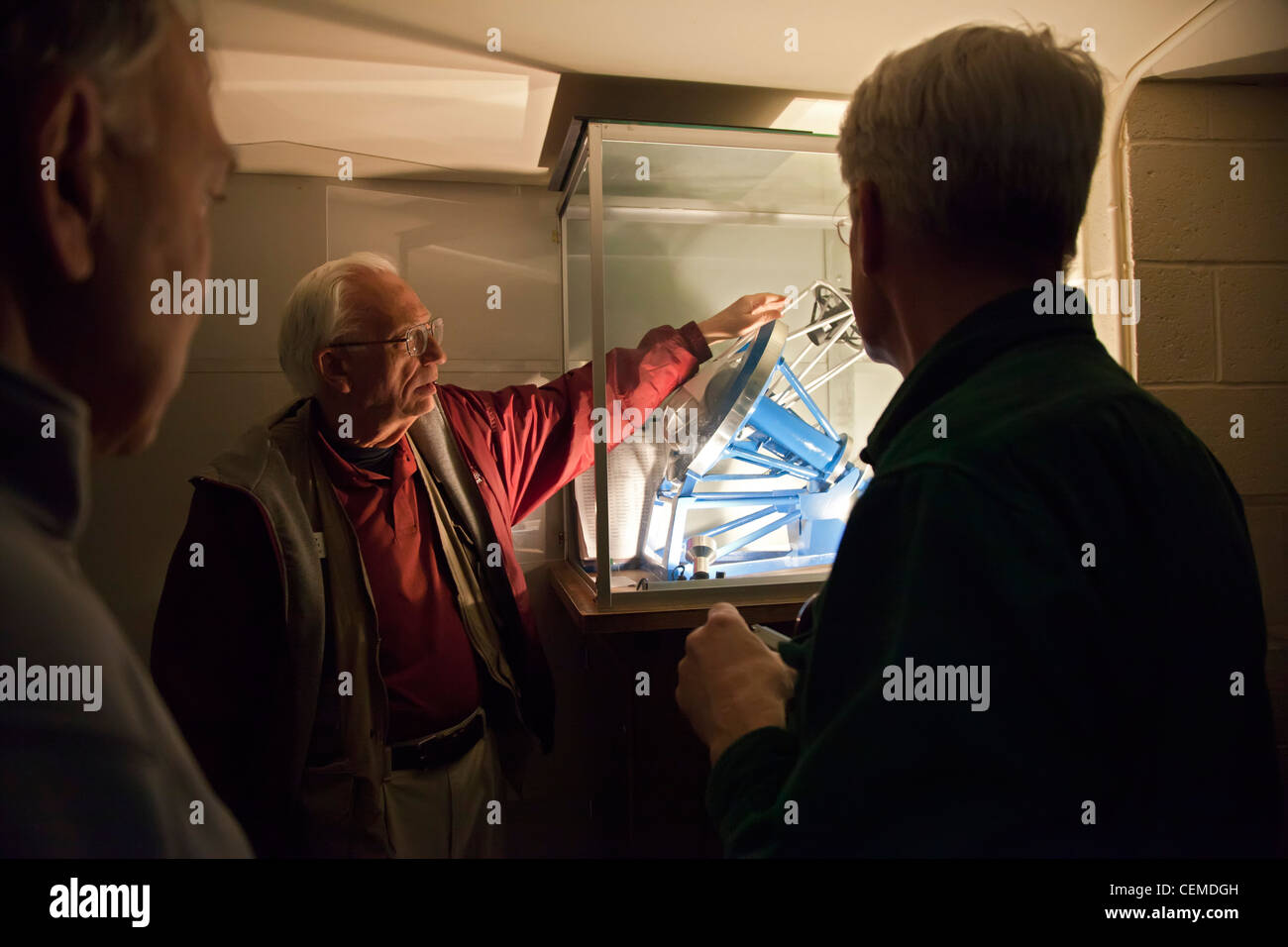 Visite de bénévoles Guide explique le fonctionnement du télescope à l'Observatoire de Kitt Peak Banque D'Images