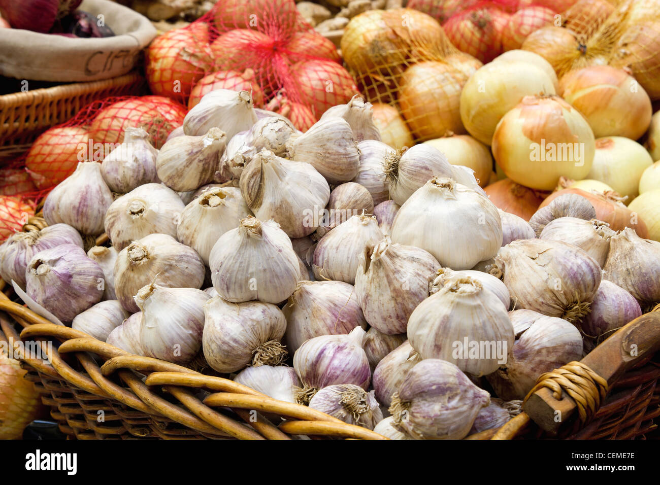 Bulbes d'ail et d'oignon à l'affichage Public Market Vegetable Stall closeup Banque D'Images