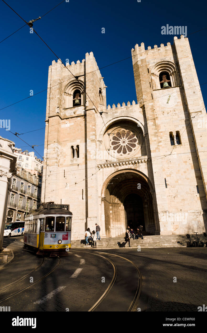 Tram 28 historique en face de la Cathédrale de Lisbonne (sé de Lisboa). Lisbonne, Portugal. Banque D'Images