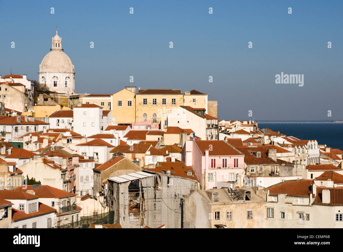 Vue sur la vieille ville mauresque Alfama. Lisbonne, Portugal. Banque D'Images