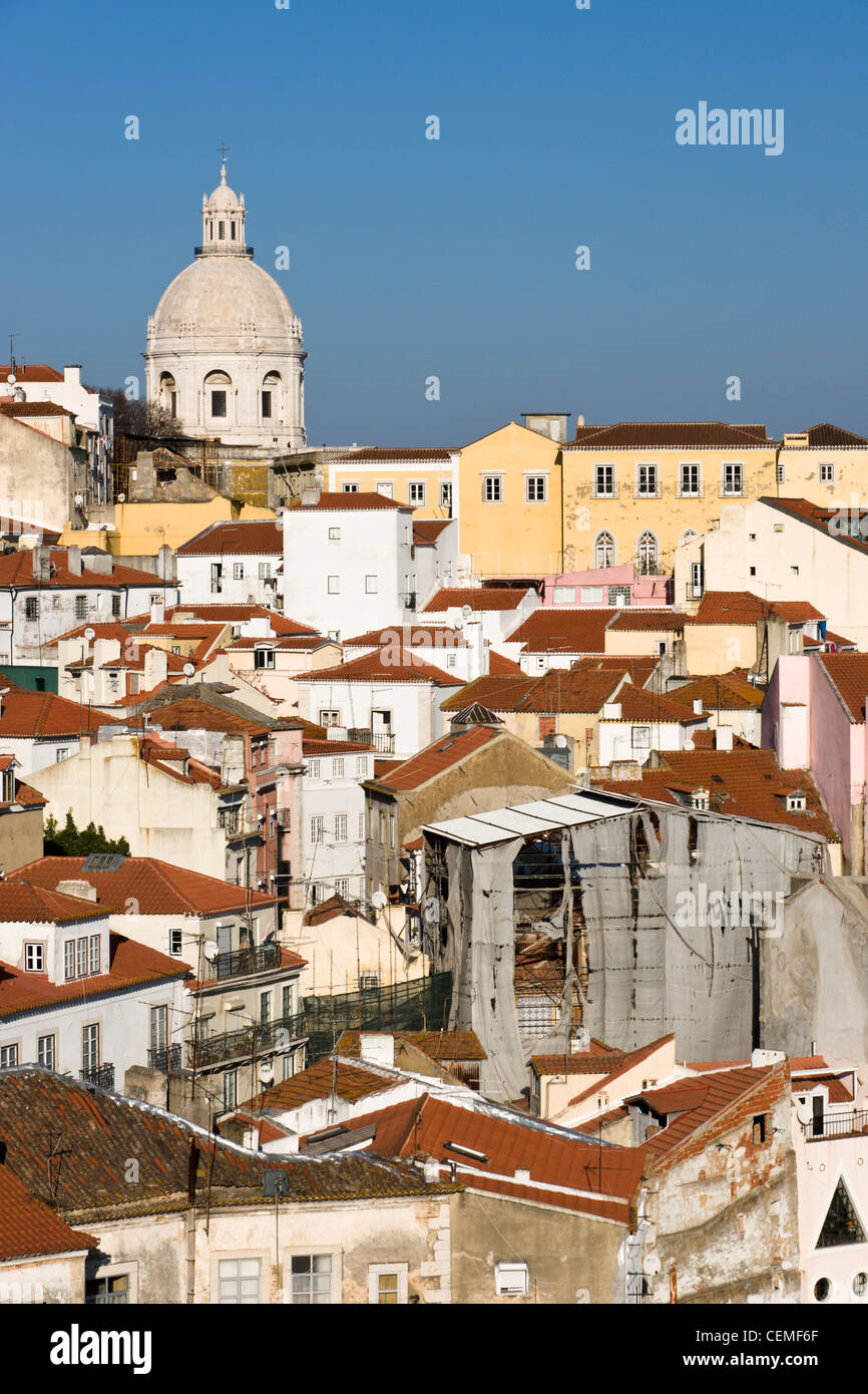 Vue sur la vieille ville mauresque Alfama. Lisbonne, Portugal. Banque D'Images